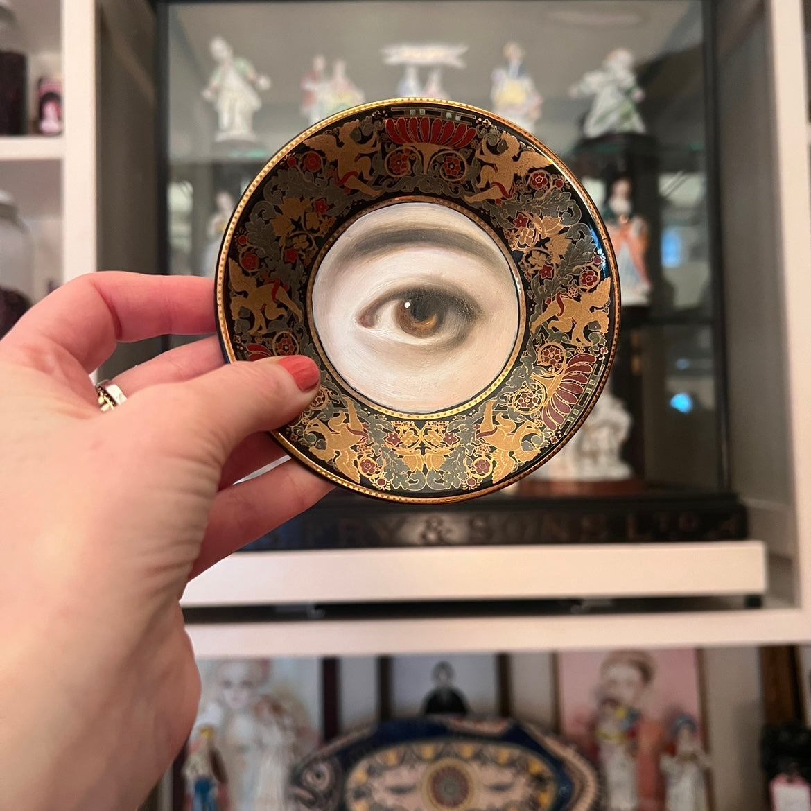 No. 3096 Lover's Eye Painting on a Gold Cherubs Plate