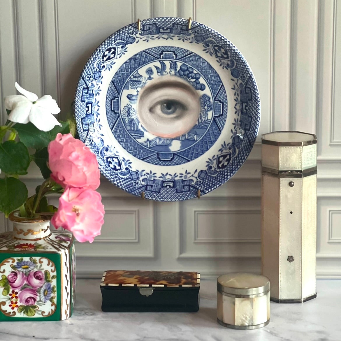 No. 2863 Lover's Eye Painting on an English Chinoiserie Blue Willow Plate