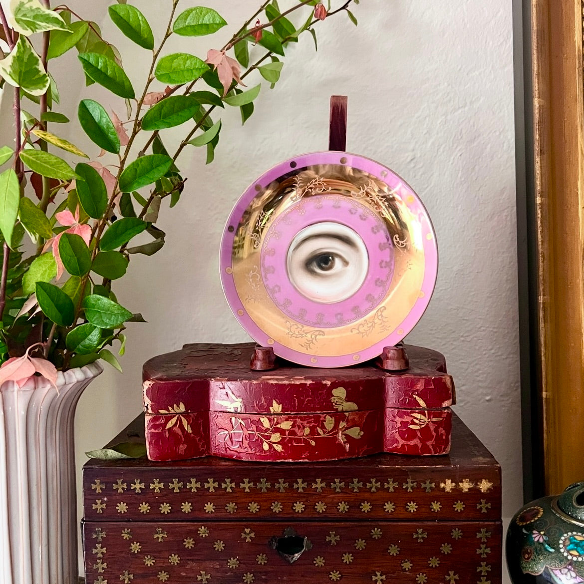 No. 2939 Lover's Eye Painting on a Pink Luster Plate