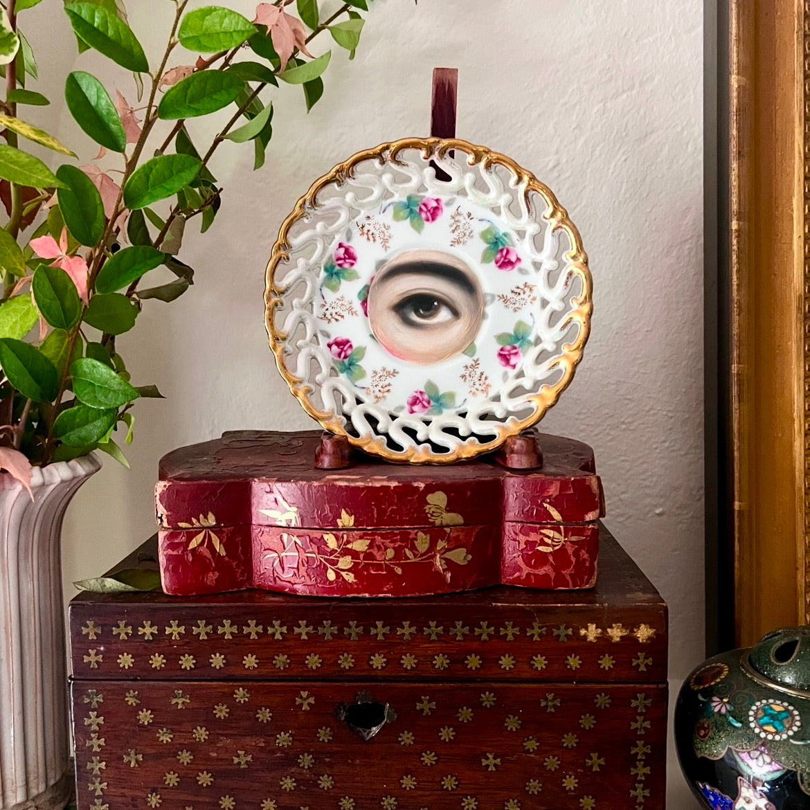 No. 2941 Lover's Eye Painting on a Floral Luster Plate with Gold Reticulated Border
