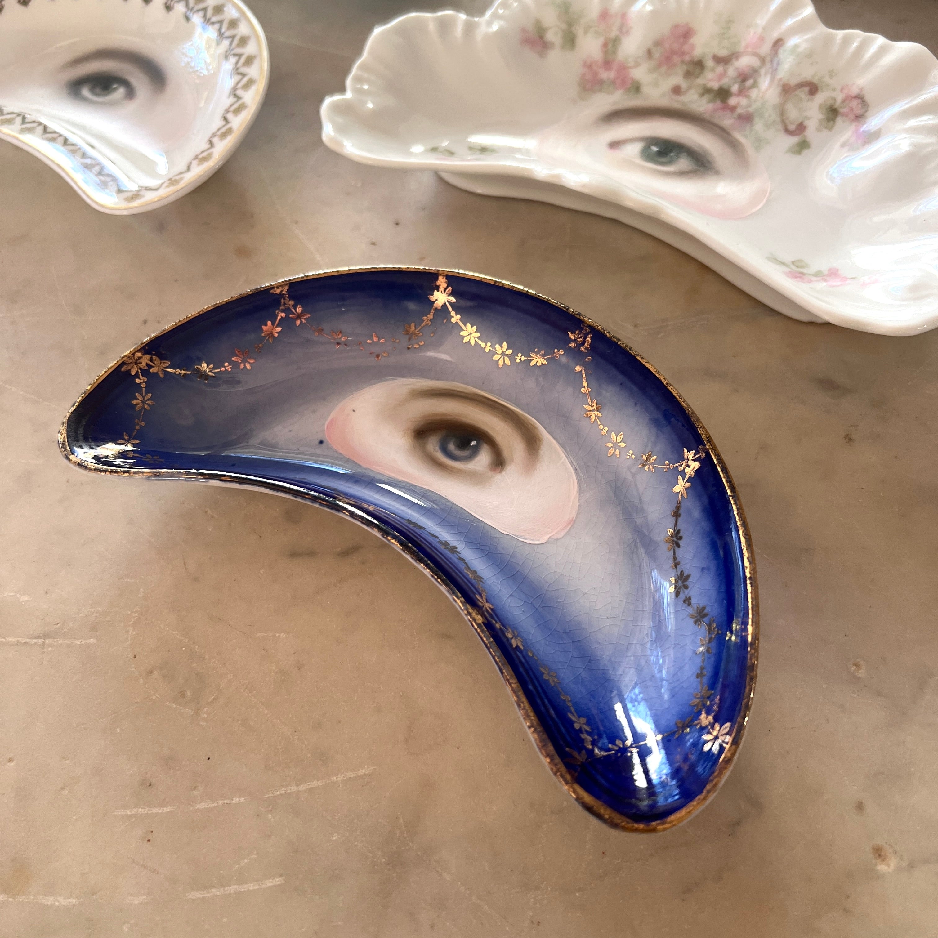 No. 3129 Lover's Eye Painting on a Blue & Gold Garland Crescent Plate