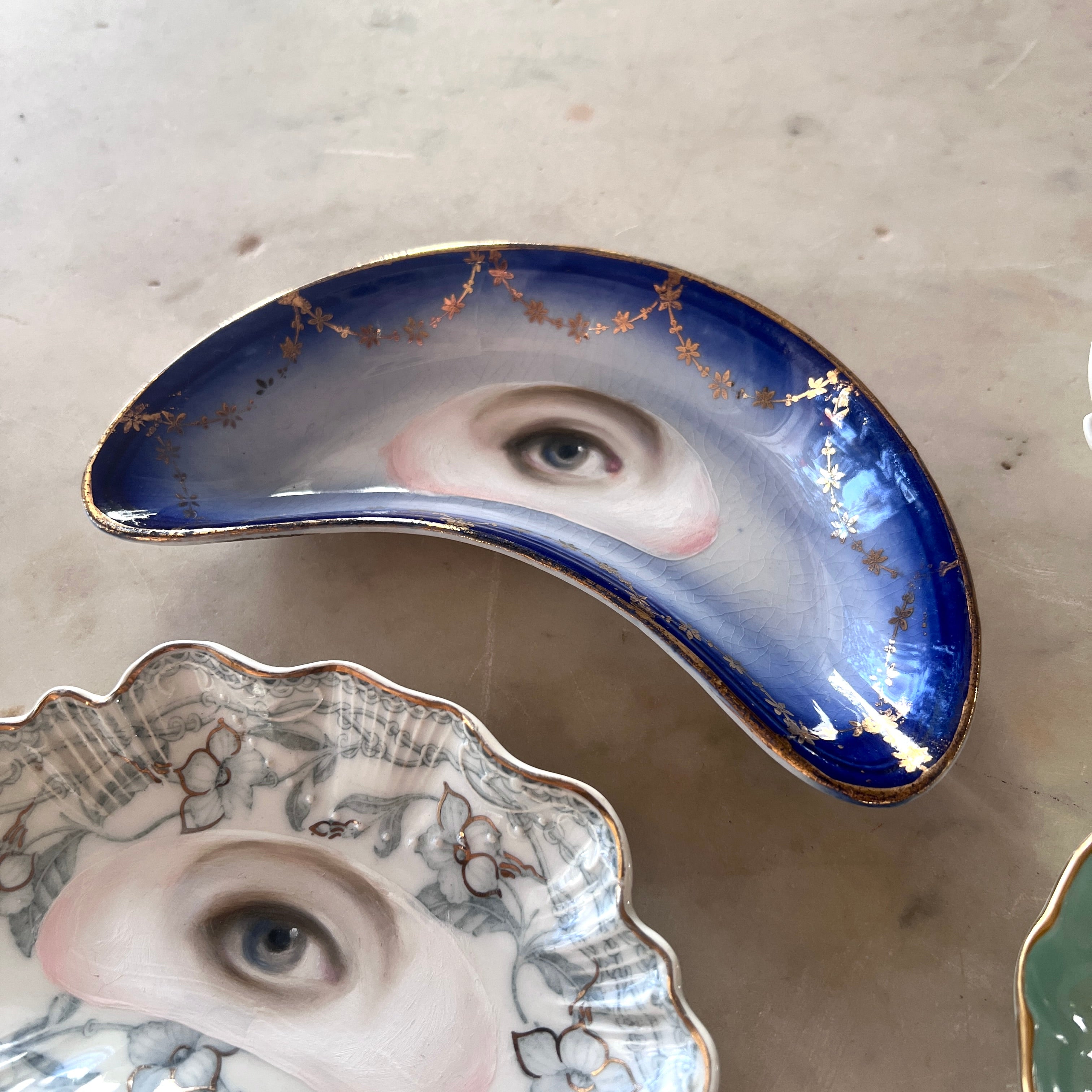 No. 3131 Lover's Eye Painting on a Blue & Gold Garland Crescent Plate