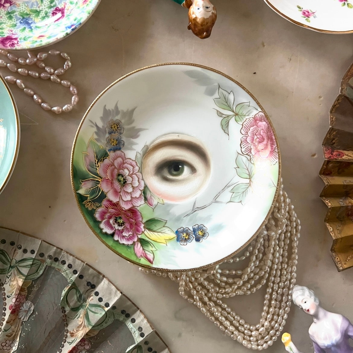 No. 2962 Lover's Eye Painting on a Botanical Plate