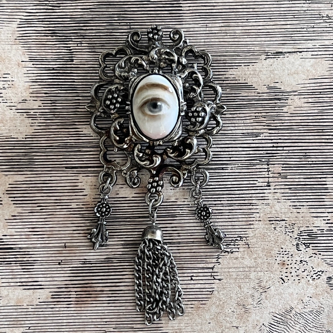 No. 3219 Lover's Eye Tassel Brooch