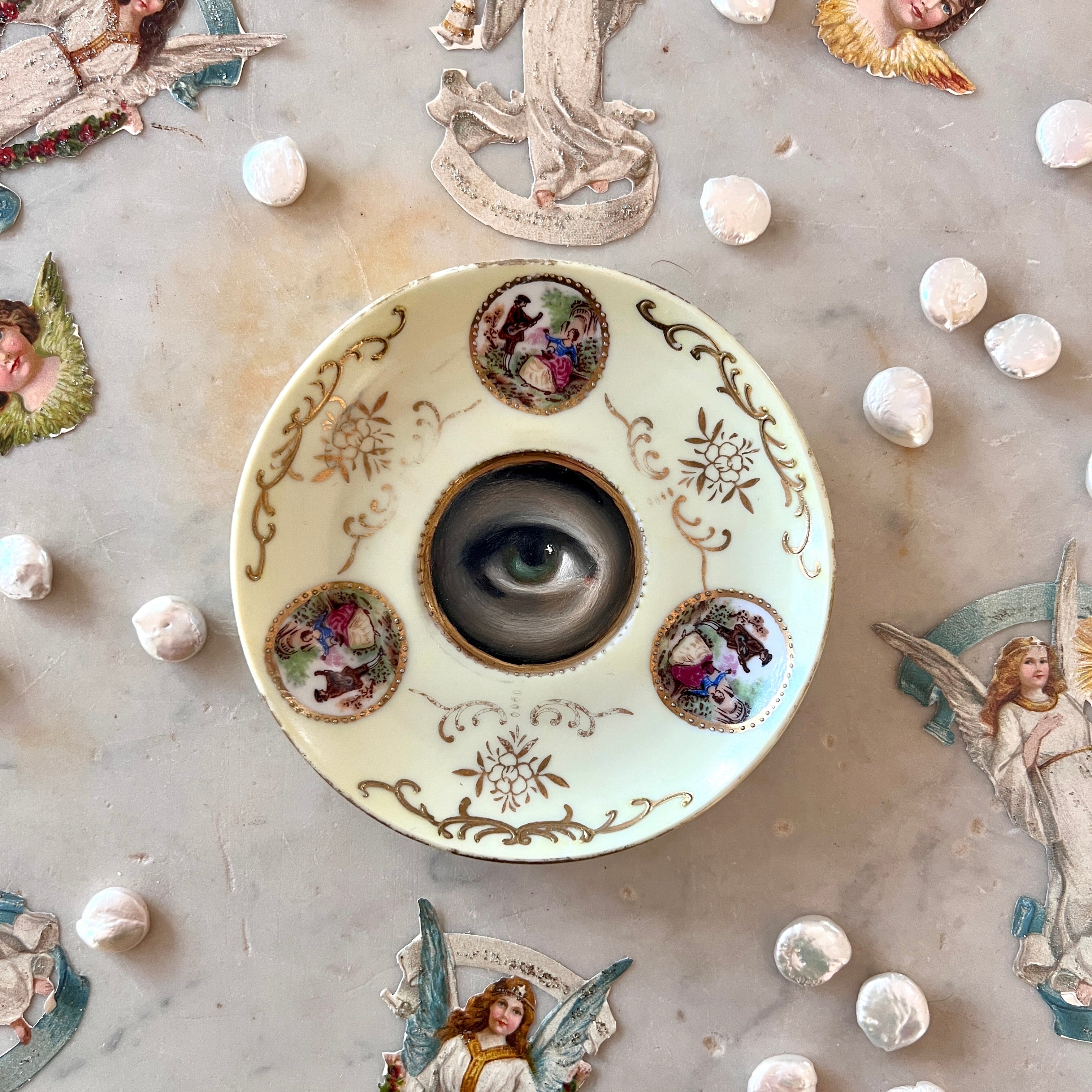 No. 2770 Lover's Eye Painting on a Mini Pale Yellow Courting Scene Plate