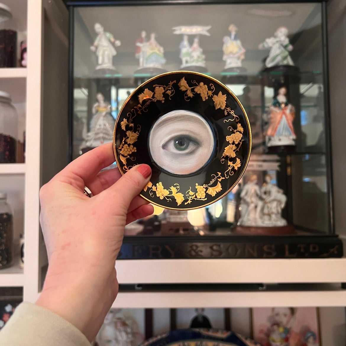 No. 3100 Lover's Eye Painting on a Gold Grapevine Plate