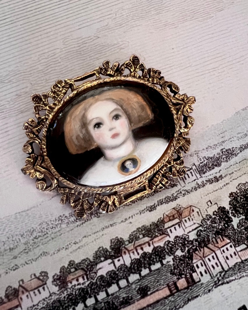 No. 2333 "Lisbet" Portrait Brooch