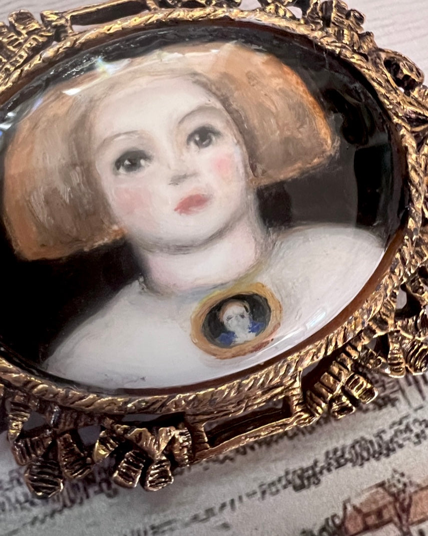 No. 2333 "Lisbet" Portrait Brooch