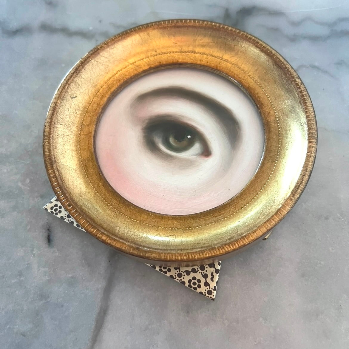 No. 2849 Lover's Eye Painting in an Italian Round Giltwood Frame (4 3/4")