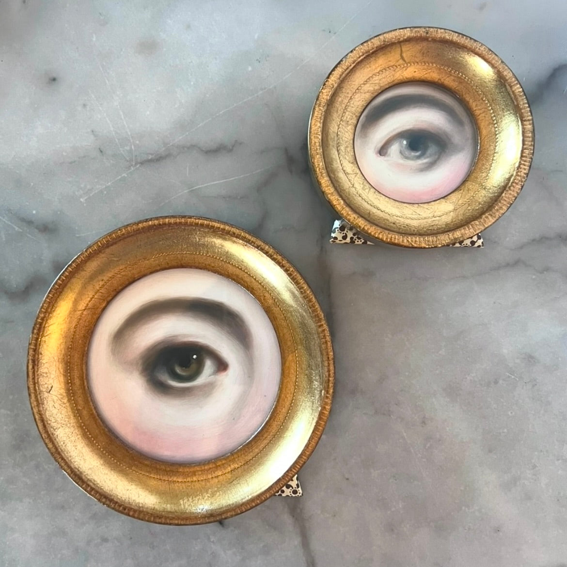 No. 2848 Lover's Eye Painting in an Italian Round Giltwood Frame (3 1/4")