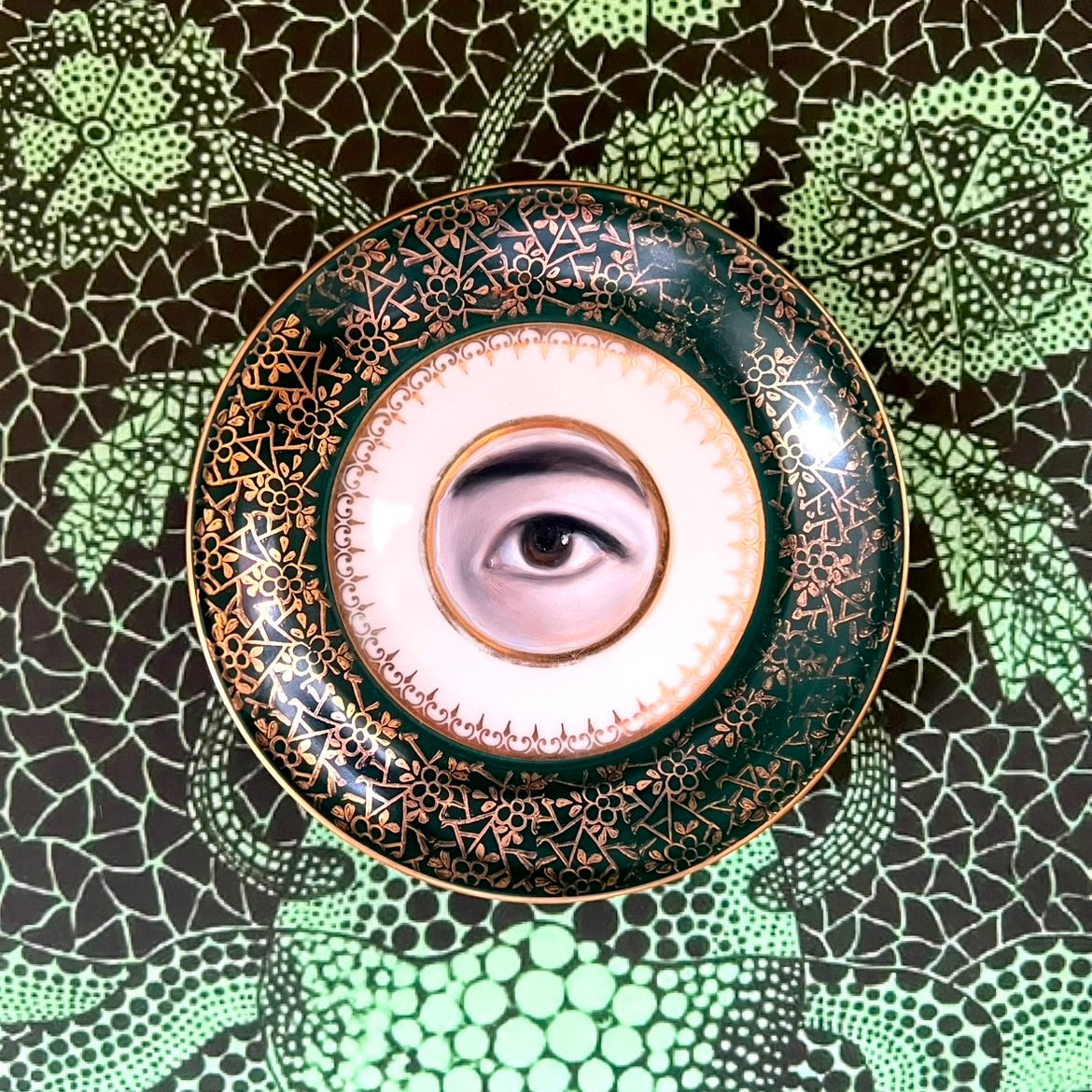 No. 2925 Lover's Eye Painting of Yayoi Kusama on a Green & Gold Plate