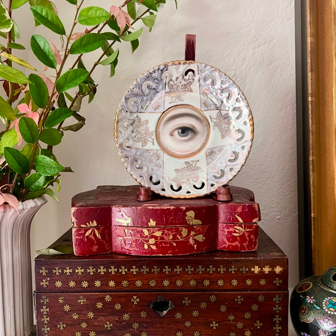 No. 2945 Lover's Eye Painting on a Pearl Luster Plate with Gold Reticulated Border