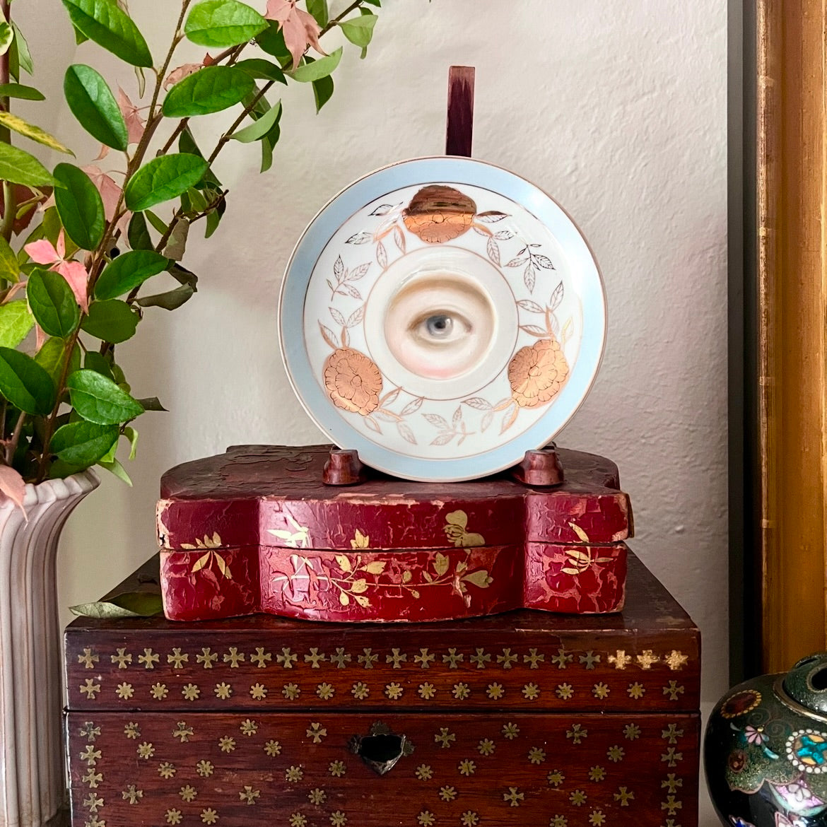 No. 2947 Lover's Eye Painting on a Pearl Luster Plate with a Gold Floral Motif