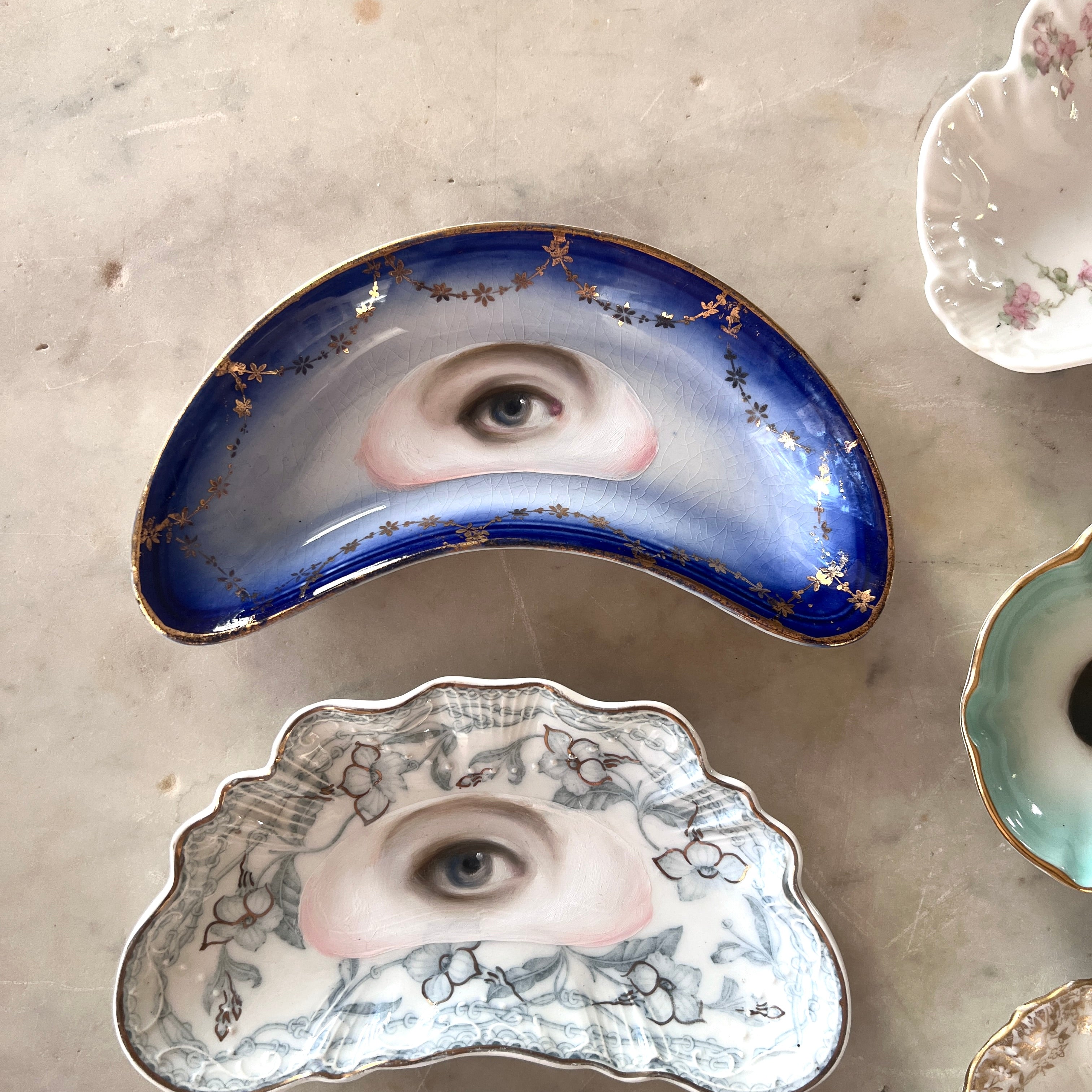 No. 3131 Lover's Eye Painting on a Blue & Gold Garland Crescent Plate