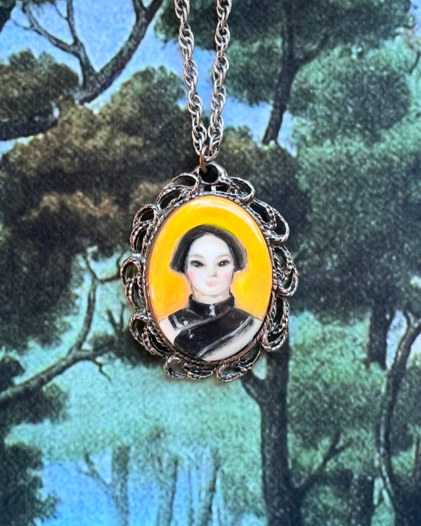 No. 2454 "Mae" Portrait Pendant Necklace