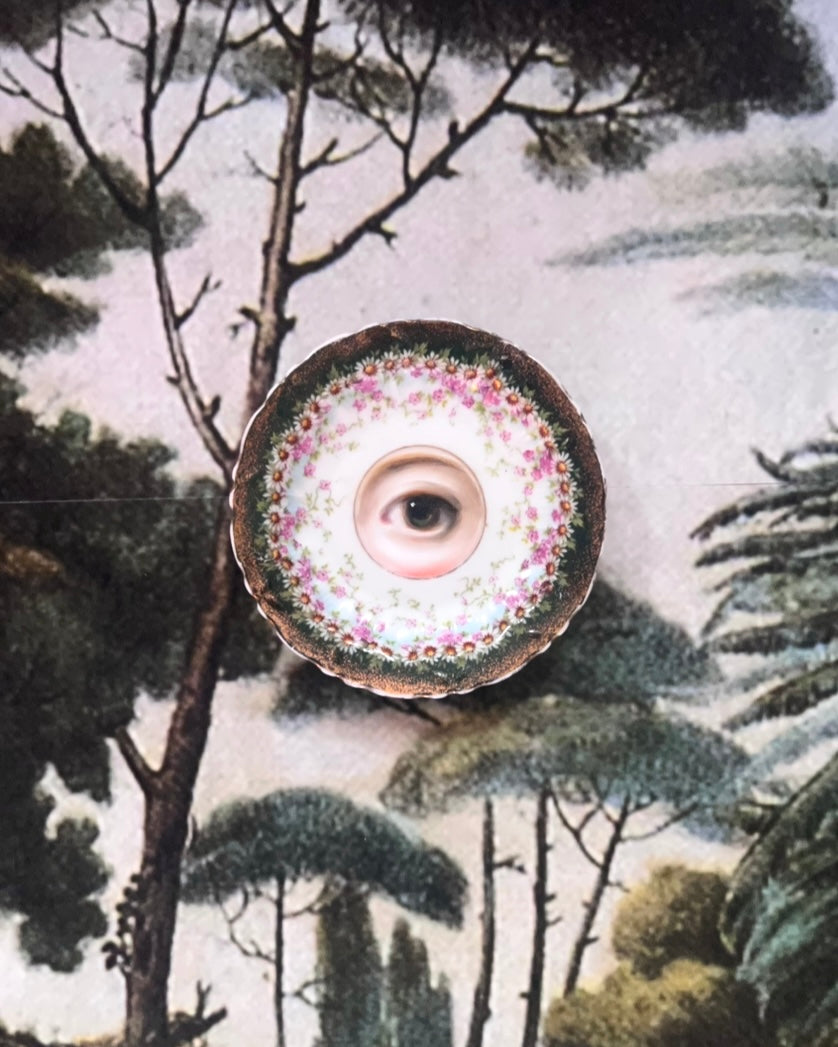 No. 2530 Lover's Eye Painting on a Mini Floral Garland Plate