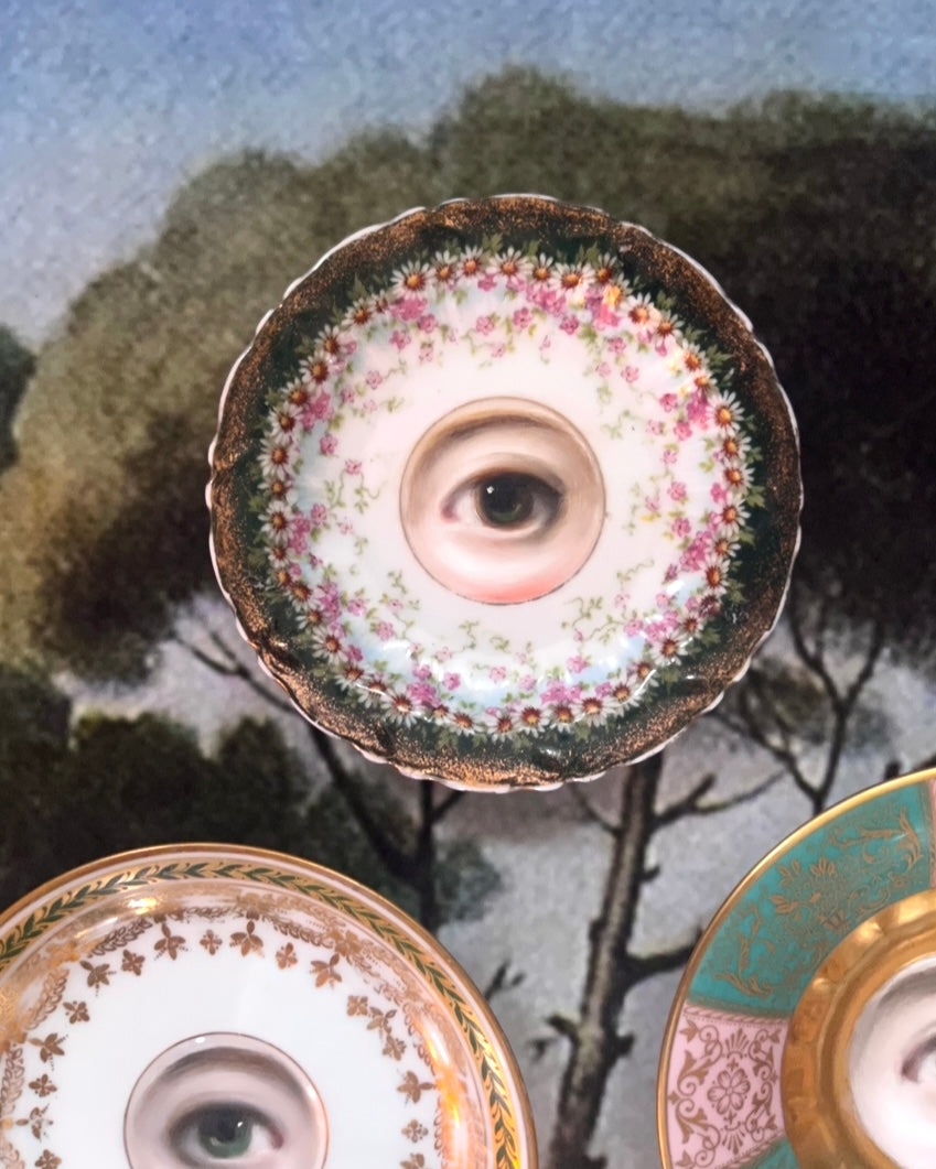 No. 2530 Lover's Eye Painting on a Mini Floral Garland Plate