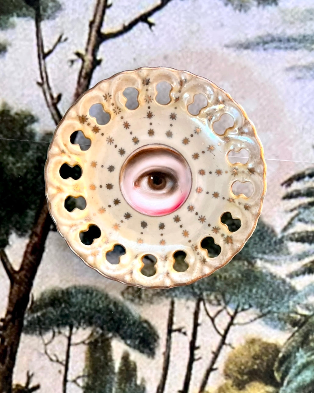 No. 2586 Lover's Eye Painting on a Mini Pale Yellow Iridescent Plate