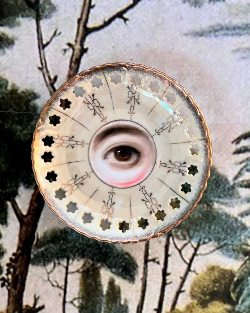 No. 2585 Lover's Eye Painting on a Mini Pale Yellow Iridescent Plate