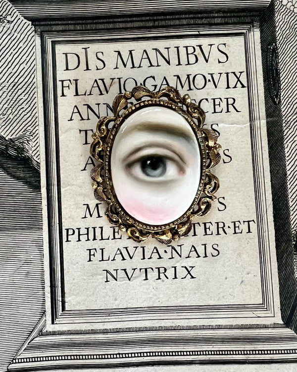 Lover's Eye Gold Brooch